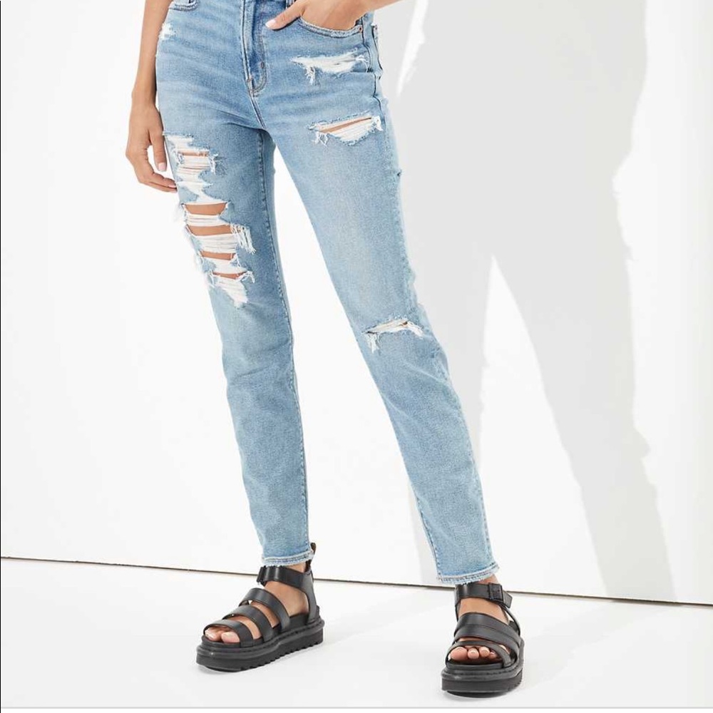 American Eagle Stretch Ripped Mom Jean. Size 0 EUC